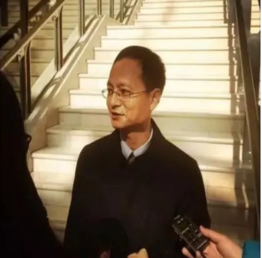 以前上海律师界老前辈郑传本律师,被抹黑的例子是说,收了几万块,只说